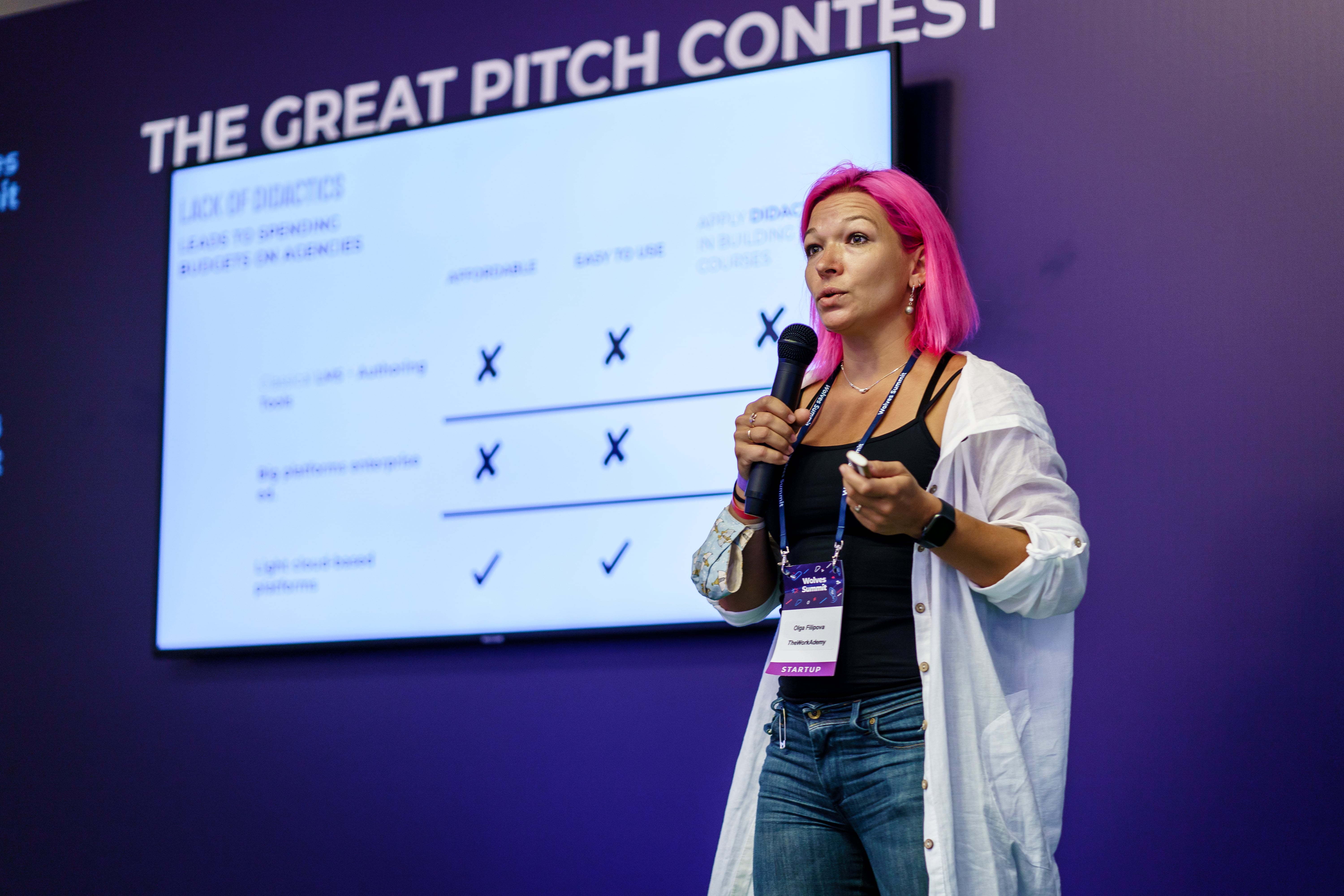 A woman taking part in the pitching contest on the stage.